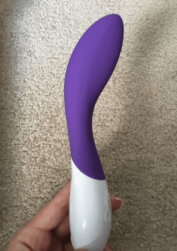 hand holding the lelo mona 2